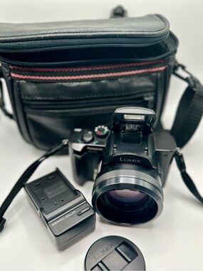 Panasonic Lumix DMC-FZ10 Digital Camera w/ Batterry & Charger & Case